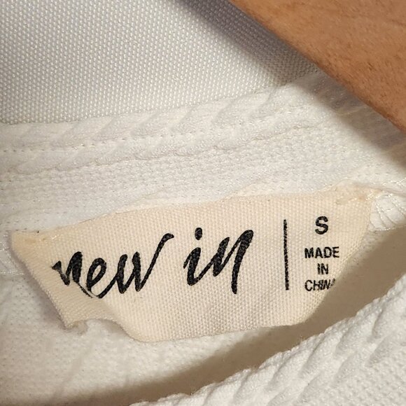 Button-Back Casual Blouse Women's S White Short Sleeve Raised Texture Crew Neck - Picture 5 of 9